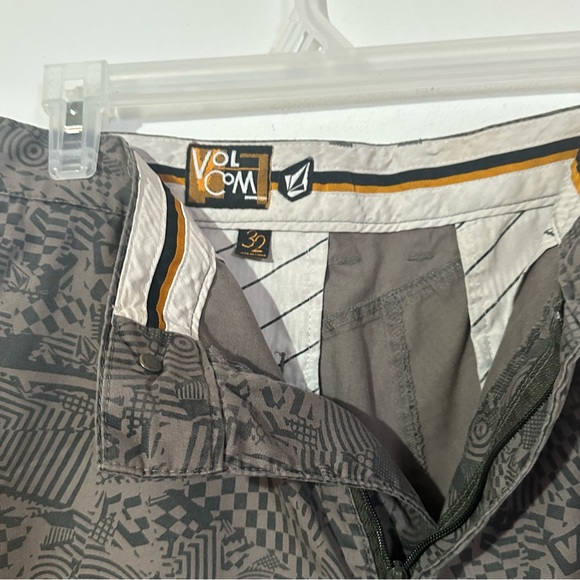 Volcom Pattern Shorts - Picture 2 of 3